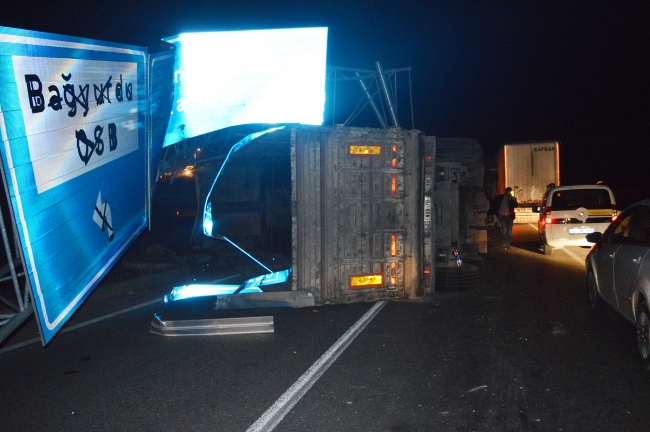 Damperi açık kalan kamyon trafik levhalarını devirdi